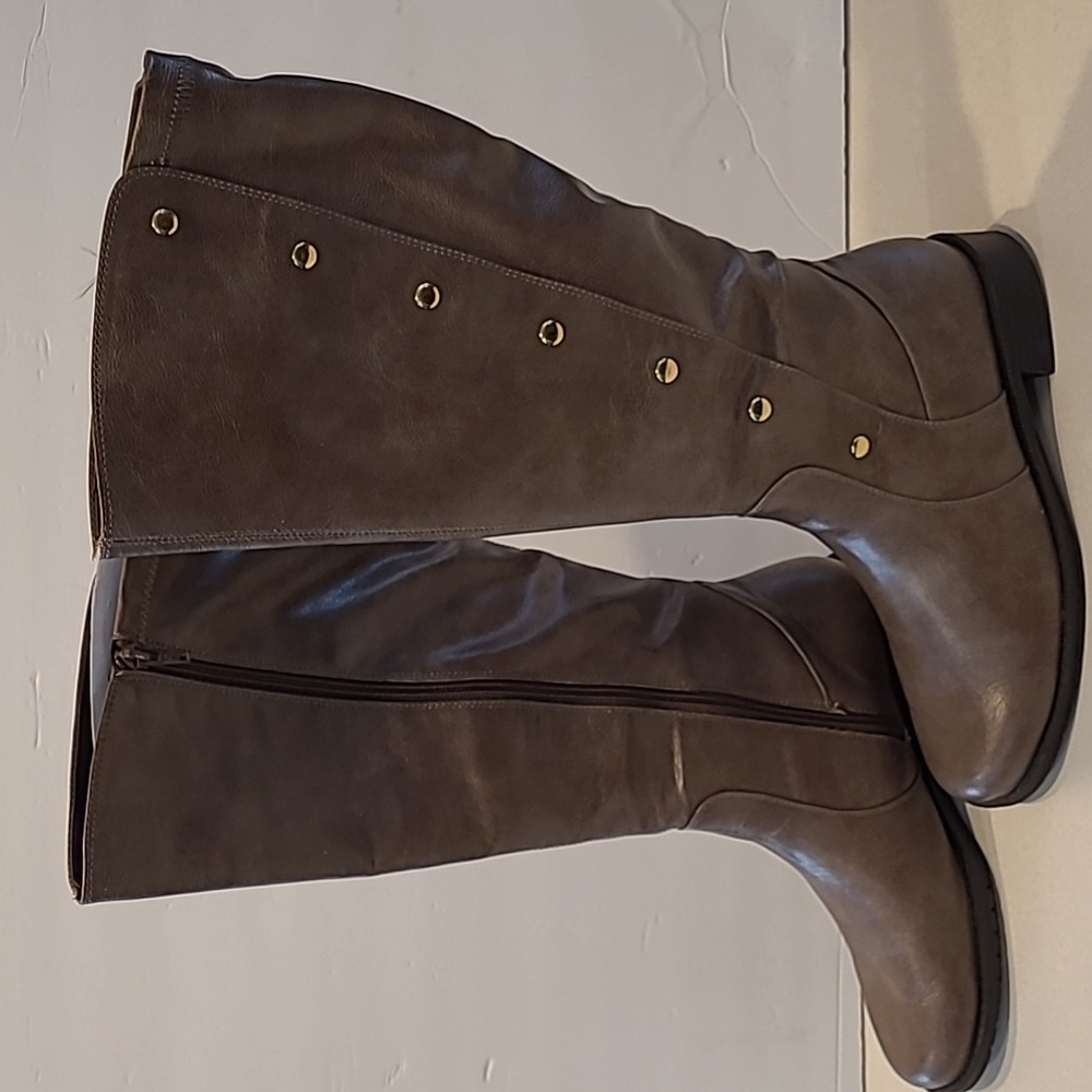 8M rideover zip up boots. Brown w/ 7 gold rivets.